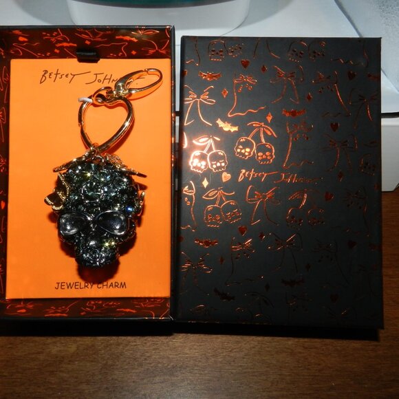 NIB | Betsey Johnson | Gunmetal Gold Butterfly Crystal Goth Skull Bag Charm - Picture 1 of 7